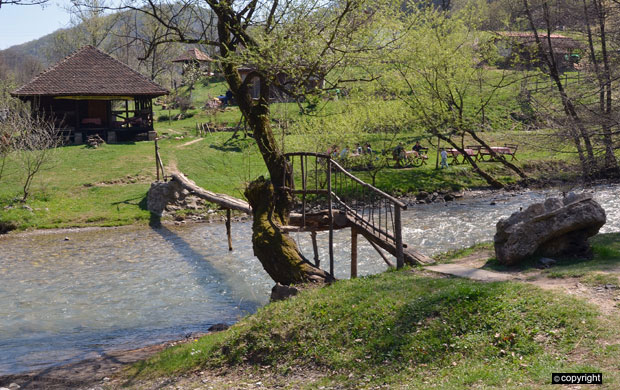 Ходочашће на бистрим водама реке Градац
